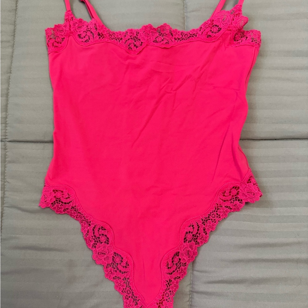 SKIMS Fits Everybody Cami neon Rose Pink Lace Bodysuit